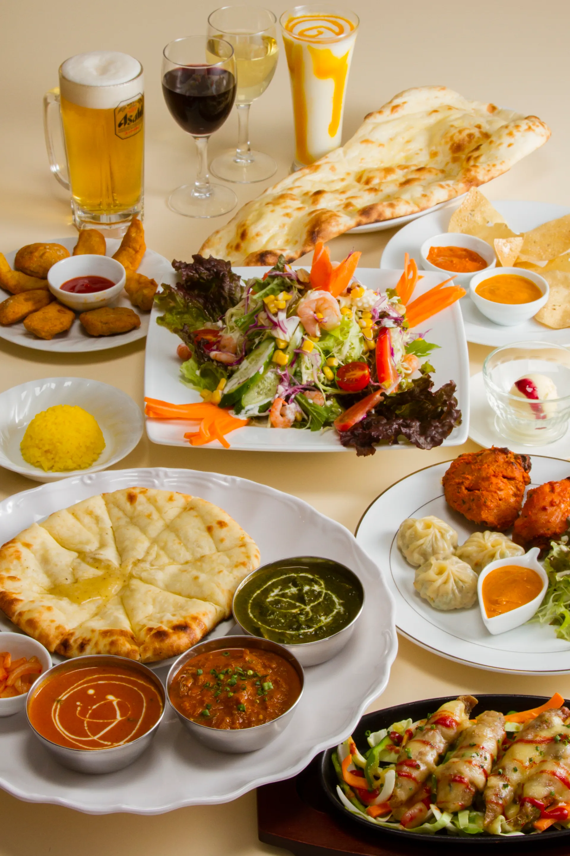 シャキシャキのサラダや香ばしいチキンを始めとしたコース料理