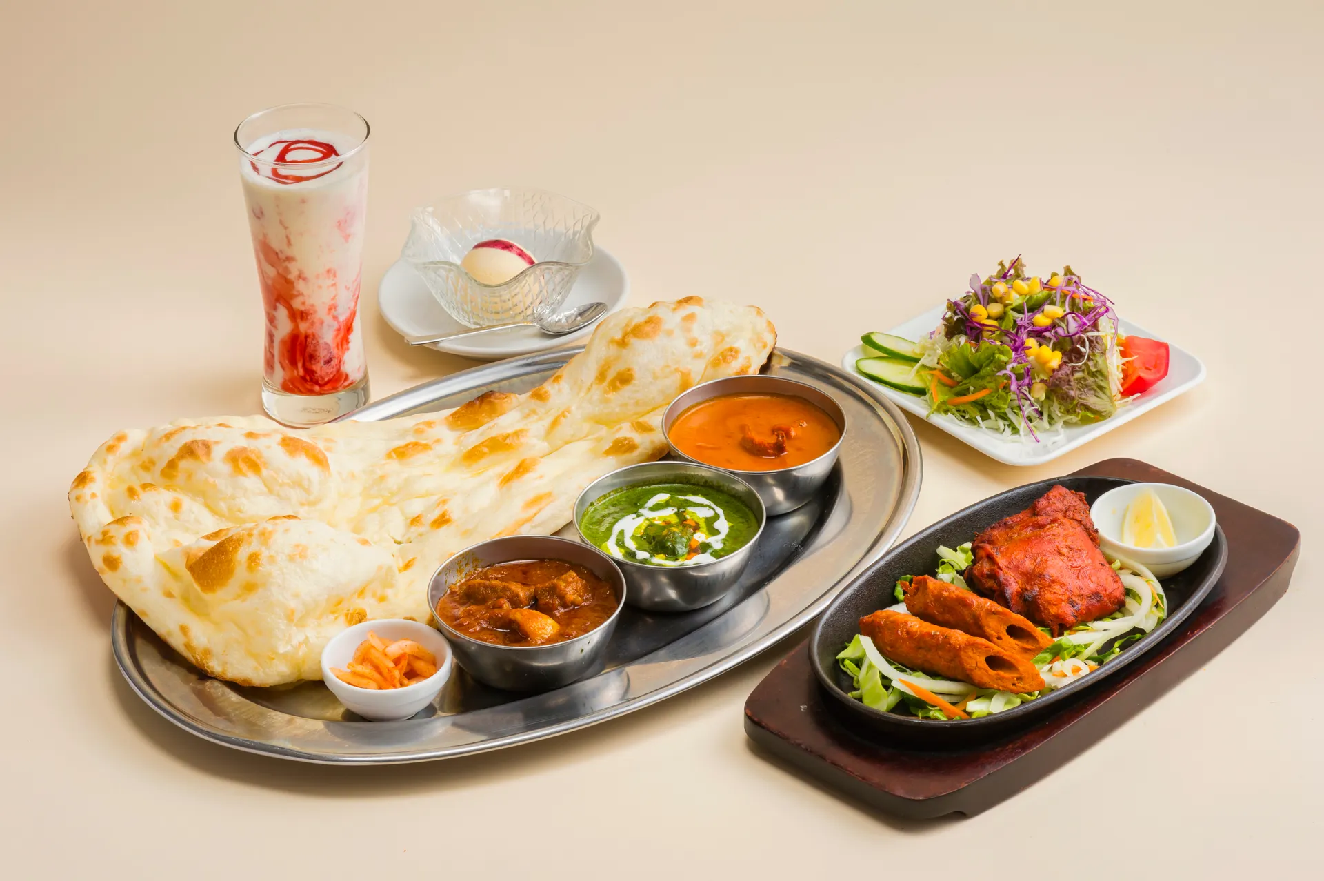 スパイスかおる、おいしいカレーとナン